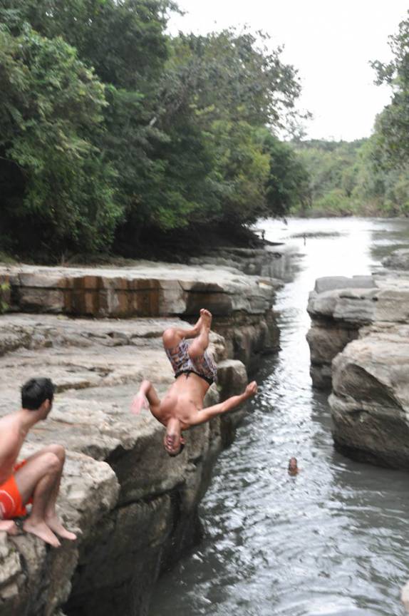 O australiano Ben demonstra suas habilidades de salto num canyon na região de Boquete, no Panamá